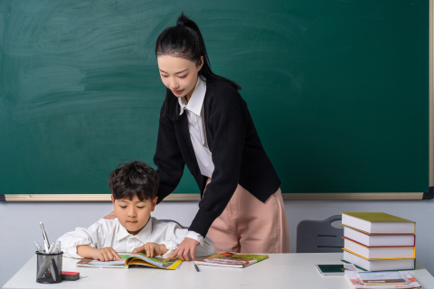 老师和学生一块学习高清图