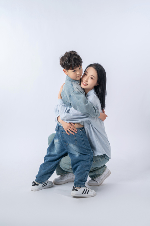 亲密无间的母子实拍图版权图片下载
