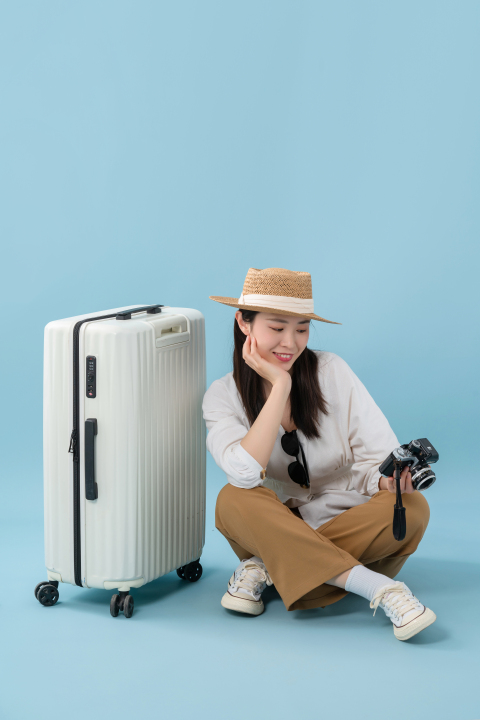 踏上旅程的可爱女孩图版权图片下载