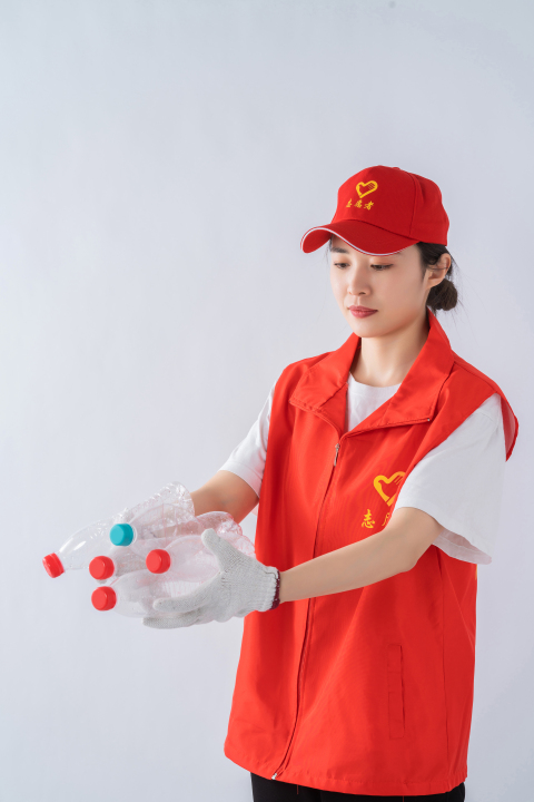 捡空瓶的爱心志愿者实拍图版权图片下载