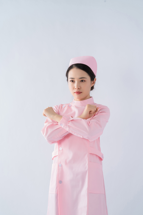 爱心呵护护士实拍图版权图片下载