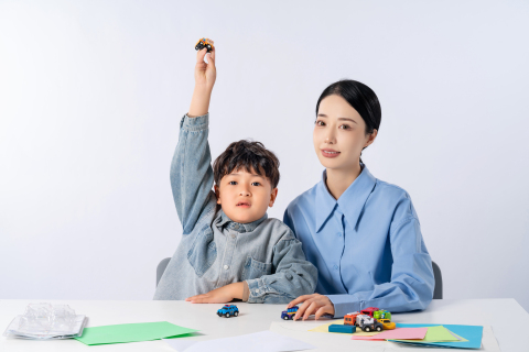 温柔的女老师教导孩子图