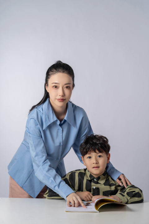 悉心教导孩子的妈妈高清图版权图片下载