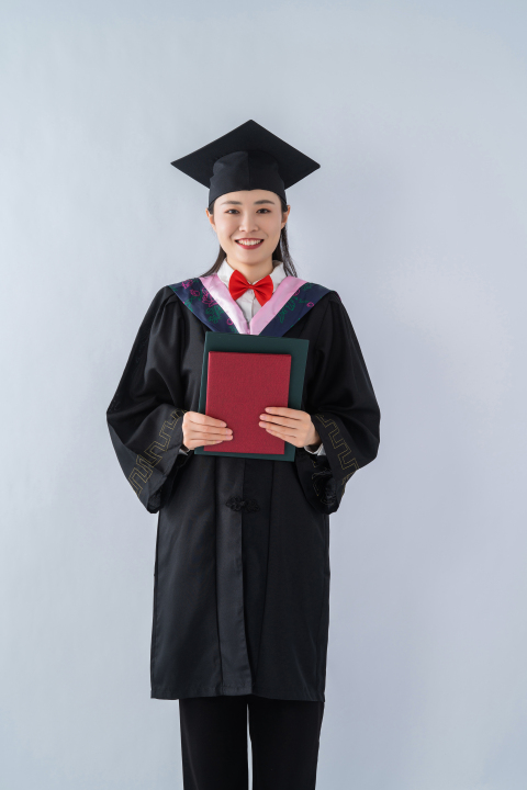 女大学生毕业和毕业照合拍高清图版权图片下载