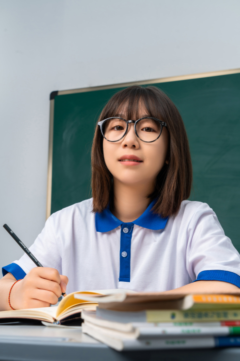 盯着镜头的女同学高清图版权图片下载