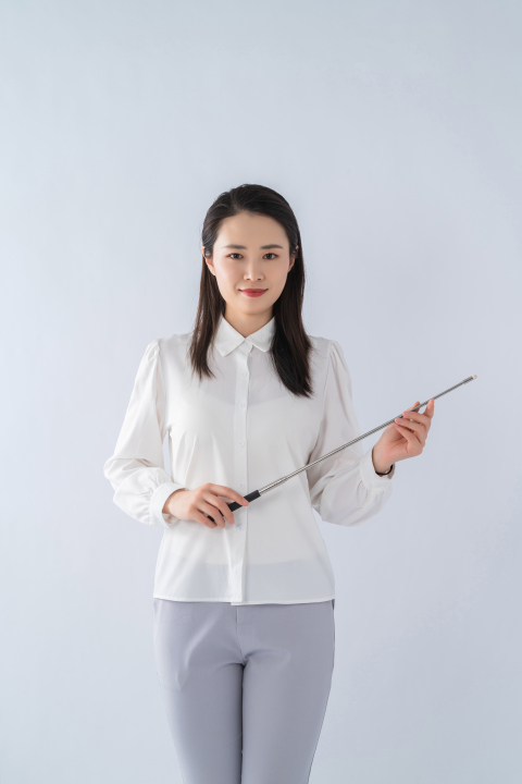 穿白衬衫的女老师图版权图片下载