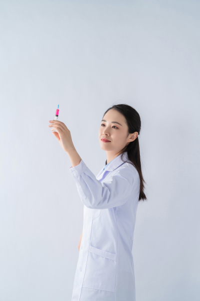 医疗人员拿针管实拍图
