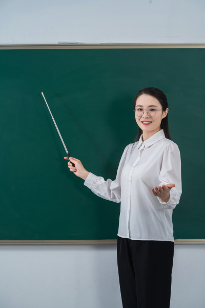 温暖微笑女教师上课实拍图 