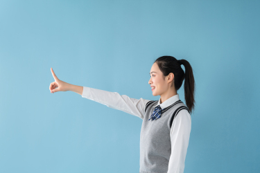 绑马尾的女老师用手指路高清图