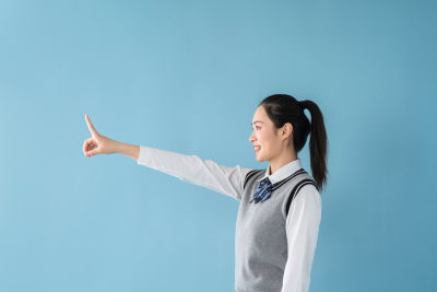 绑马尾的女老师用手指路高清图