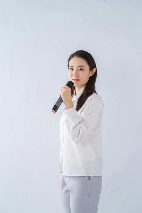 工作内容讲解的女性员工版权图片下载