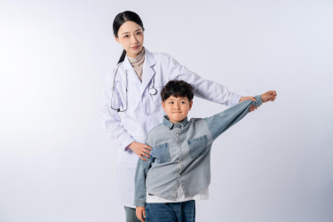 调皮可爱男生看病图
