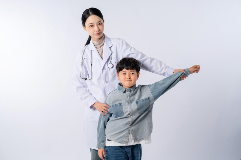 调皮可爱男生看病图