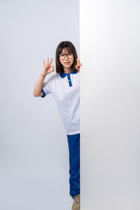 站姿的女学生高清图版权图片下载