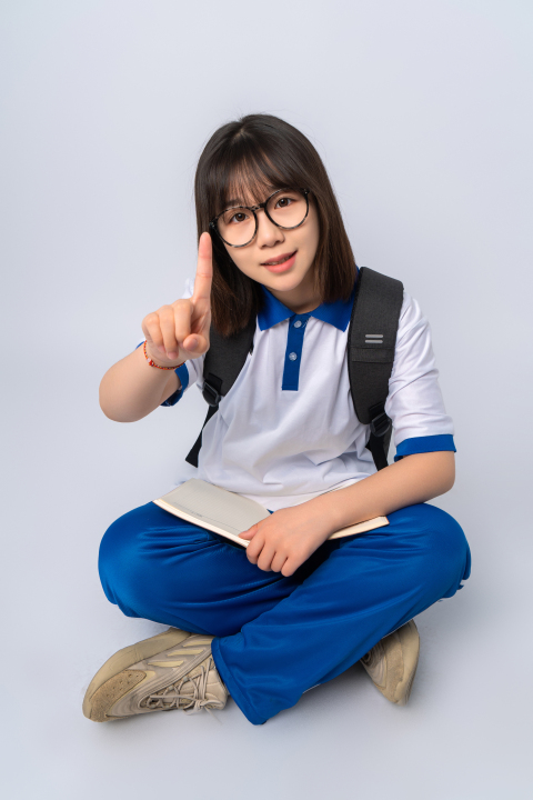 坐姿看前方的女学生高清图版权图片下载