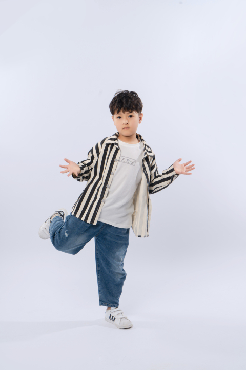 小男孩模特写真高清图版权图片下载
