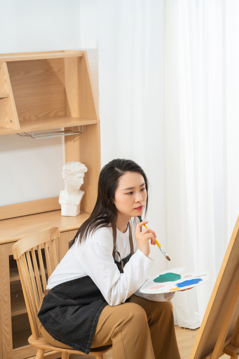 低头构思的美术生图版权图片下载