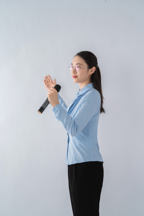 拿话筒上课的老师实拍图版权图片下载
