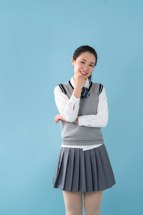 托腮站立的女老师高清图版权图片下载