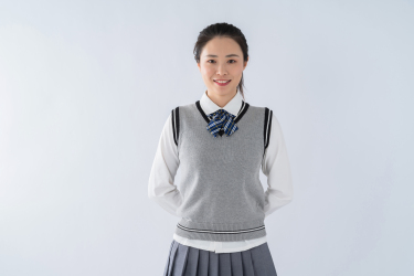 将手背在后背的女生高清图