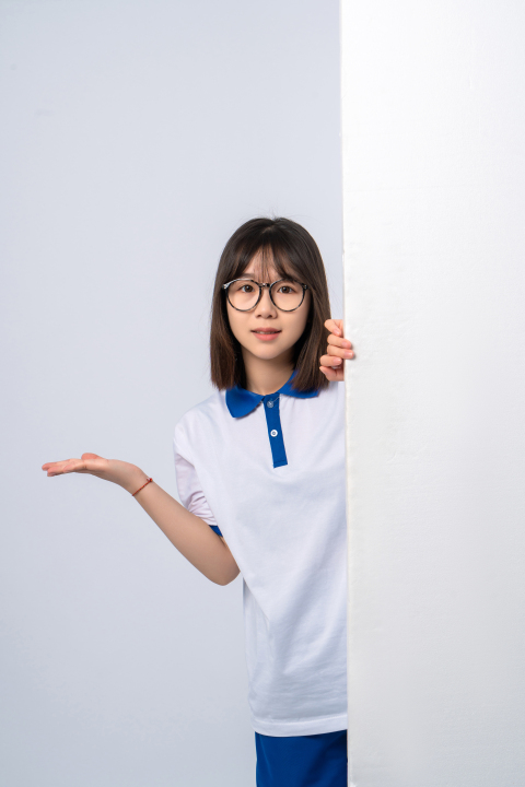 靠墙站姿的女学生高清图版权图片下载