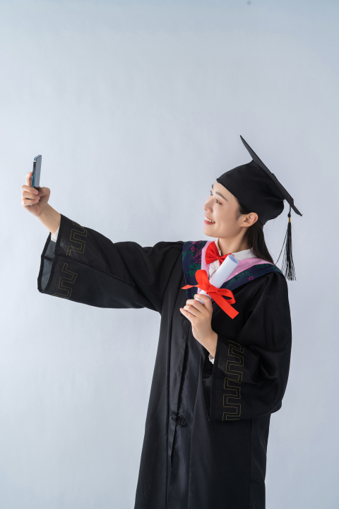 大学女生毕业自拍高清图版权图片下载