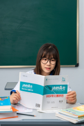 听老师讲课的女同学高清图