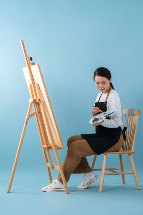 坐在画板前的女老师图版权图片下载