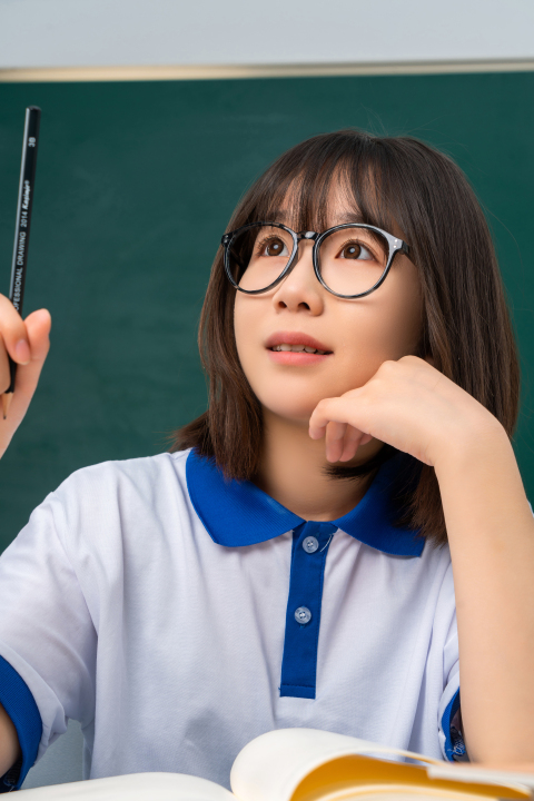 向上望的女生高清图版权图片下载