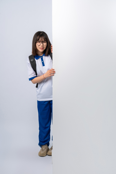 站着躲猫猫的女学生高清图