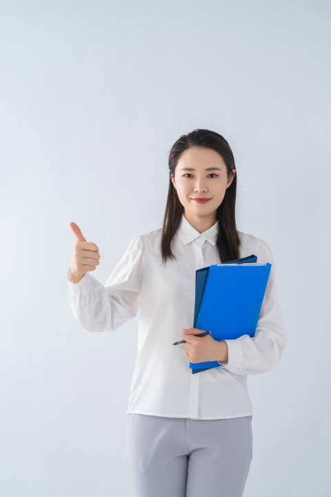手拿资料的女性职工图版权图片下载