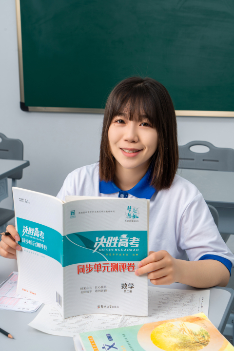 拿着课本微笑的女同学高清图版权图片下载