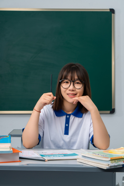 穿蓝色校服的女生高清图