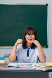 穿蓝色校服的女生高清图