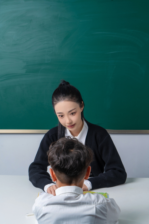 面对老师的小学生高清图版权图片下载