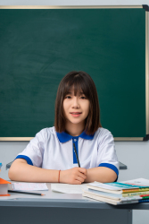 教室里听话的女学生高清图