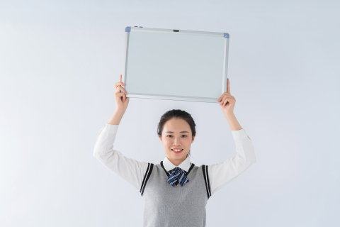 微笑面对镜头的女生高清图