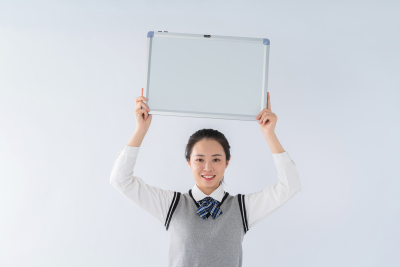 微笑面对镜头的女生高清图