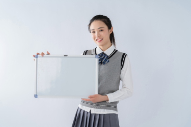 拿着白面面向镜头的女生高清图