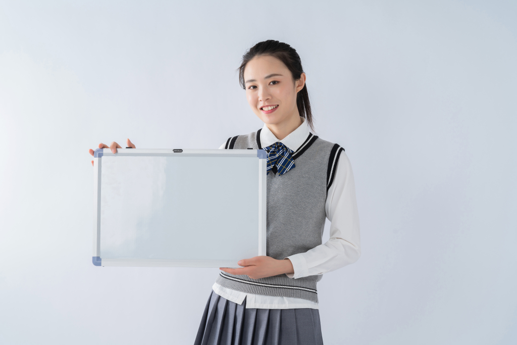 拿着白面面向镜头的女生高清图版权图片下载