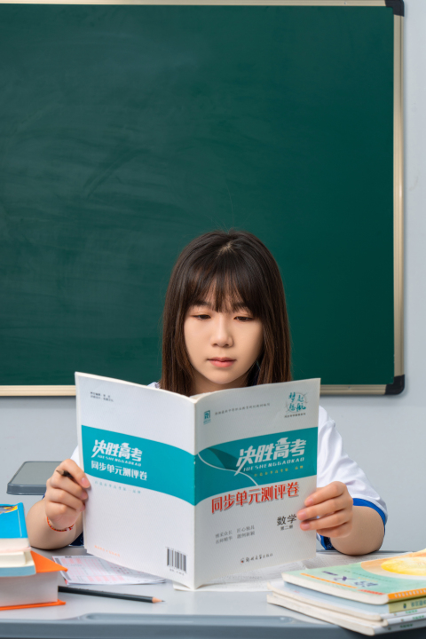 好好学习的女生高清图版权图片下载