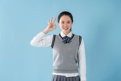 手比OK的女老师高清图