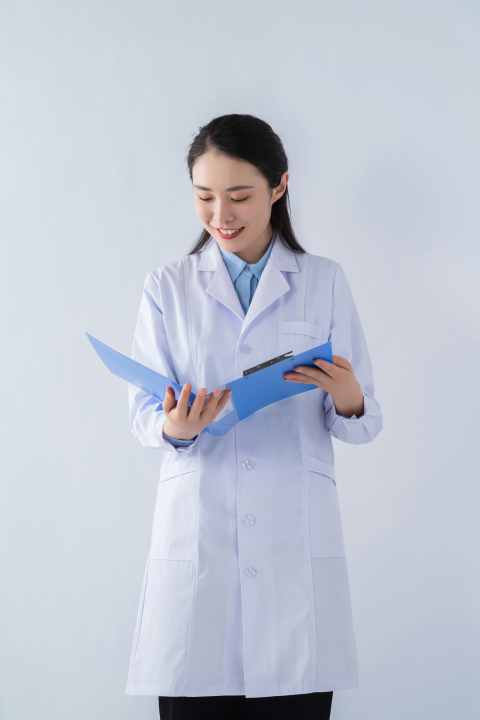 低头查看病历女医生高清图版权图片下载
