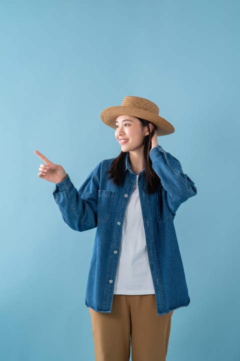 手拿帽子的女生高清图版权图片下载