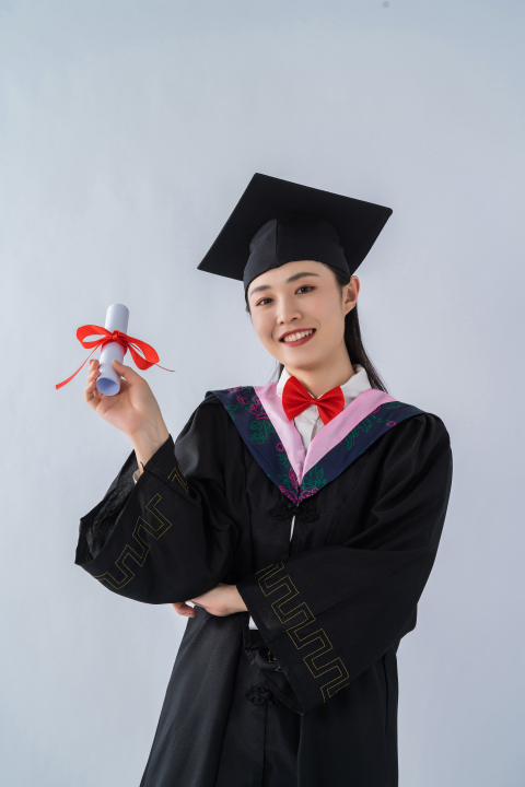 大学女研究生毕业实拍图版权图片下载