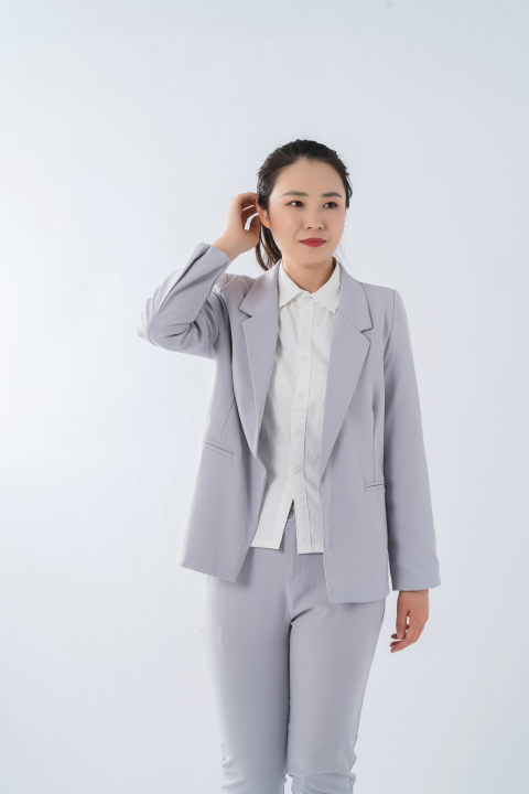 干练优雅商务女性实拍图版权图片下载
