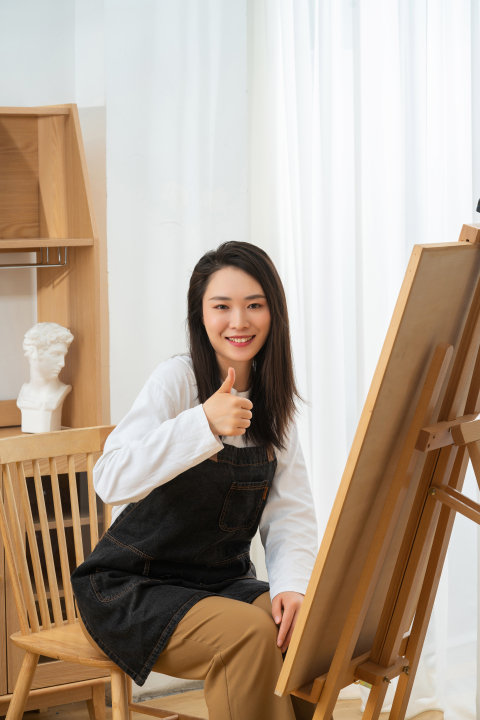 很棒手势的女孩图版权图片下载