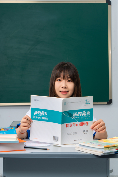 上早读的女生高清图版权图片下载
