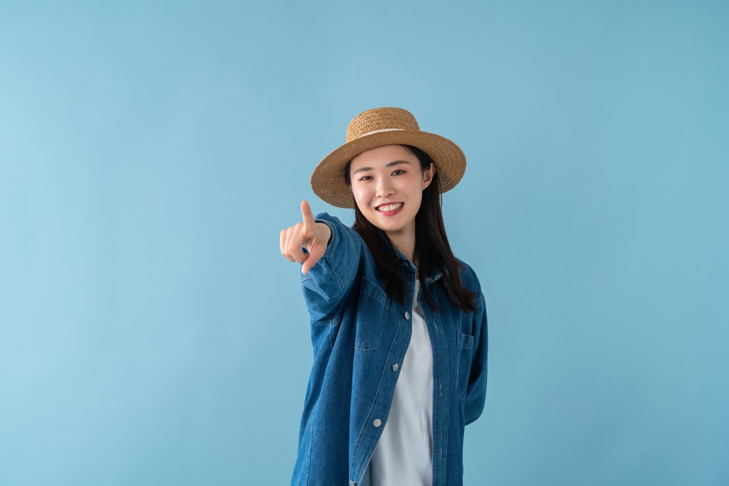 手指向镜头的女生高清图版权图片下载
