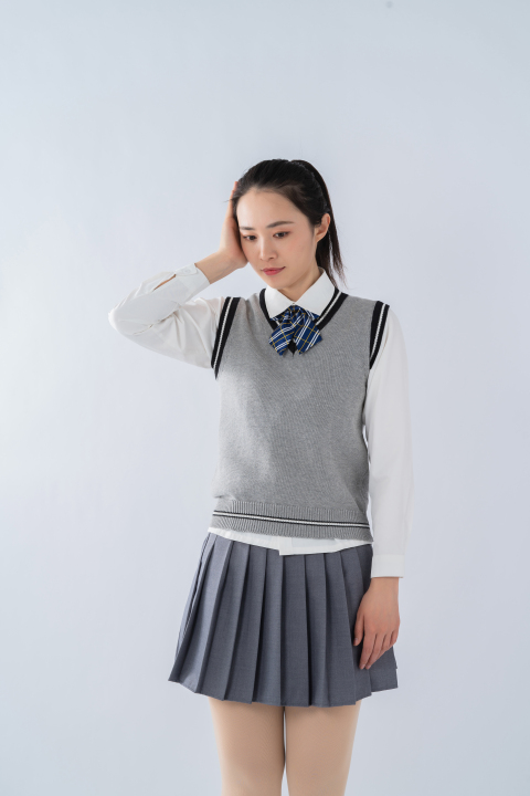 一只手扶着头的女同学高清图版权图片下载